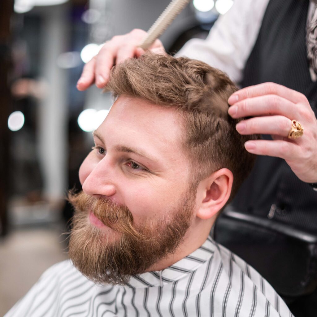Coiffure d'un homme barbu qui sourit