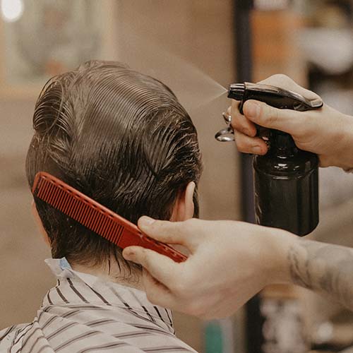 Peigne et pulvérisateur de creme pour les cheveux