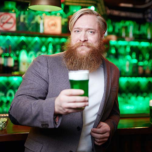 Barman Yann accoudé un verre de biere à la main